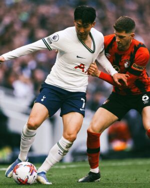 Son Heung-min Instagram - 시즌을 끝내고 한국에 막 돌아왔습니다. 돌아와서 지난 시즌을 다시 생각해 볼 시간을 가졌습니다. 제가 생각하고 기대했던 시즌과는 팀으로도 제 개인적으로도 한참 부족했고 아쉬웠습니다 하지만 이 어려운 시기에 또 어려운 시즌에 많은 응원을 보내주신 팬분들께 감사 인사를 전하려고 합니다, 한국에서 밤낮, 가리지 않고 응원해 주시고 경기장에 직접 찾아와주시고 또 전 세계 온라인으로 응원해 주시는 팬분들 한 분 한 분 모두 너무 감사드립니다 올 시즌 부족했던 만큼 잘 충전하고 다음 시즌에 더 좋은 모습 더 강한 모습으로 돌아오겠다고 약속드리겠습니다 쏘니가🤍❤️