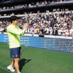 Son Heung-min Instagram - 시즌을 끝내고 한국에 막 돌아왔습니다. 돌아와서 지난 시즌을 다시 생각해 볼 시간을 가졌습니다. 제가 생각하고 기대했던 시즌과는 팀으로도 제 개인적으로도 한참 부족했고 아쉬웠습니다 하지만 이 어려운 시기에 또 어려운 시즌에 많은 응원을 보내주신 팬분들께 감사 인사를 전하려고 합니다, 한국에서 밤낮, 가리지 않고 응원해 주시고 경기장에 직접 찾아와주시고 또 전 세계 온라인으로 응원해 주시는 팬분들 한 분 한 분 모두 너무 감사드립니다 올 시즌 부족했던 만큼 잘 충전하고 다음 시즌에 더 좋은 모습 더 강한 모습으로 돌아오겠다고 약속드리겠습니다 쏘니가🤍❤️ South Korea