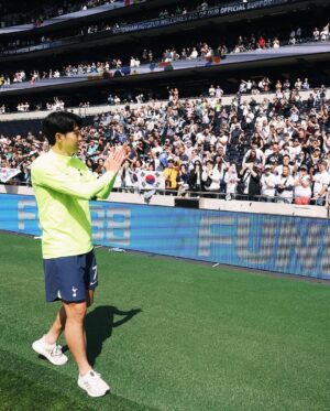 Son Heung-min Instagram - 시즌을 끝내고 한국에 막 돌아왔습니다. 돌아와서 지난 시즌을 다시 생각해 볼 시간을 가졌습니다. 제가 생각하고 기대했던 시즌과는 팀으로도 제 개인적으로도 한참 부족했고 아쉬웠습니다 하지만 이 어려운 시기에 또 어려운 시즌에 많은 응원을 보내주신 팬분들께 감사 인사를 전하려고 합니다, 한국에서 밤낮, 가리지 않고 응원해 주시고 경기장에 직접 찾아와주시고 또 전 세계 온라인으로 응원해 주시는 팬분들 한 분 한 분 모두 너무 감사드립니다 올 시즌 부족했던 만큼 잘 충전하고 다음 시즌에 더 좋은 모습 더 강한 모습으로 돌아오겠다고 약속드리겠습니다 쏘니가🤍❤️