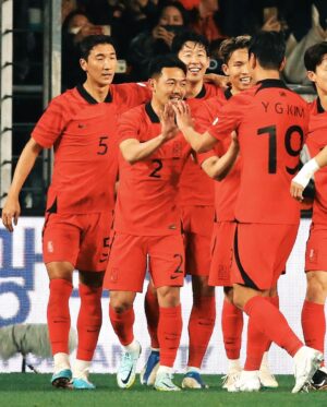 Son Heung-min Instagram - 나라를 위해 뛴다는 것은 , 대한민국 축구 국가대표팀의 유니폼을 입는것은 항상 자랑스럽고 영광입니다. 오랜만에 홈경기를 치루면서 축구가 받고 있는 사랑을 다시 느낄수 있었습니다. 여러분들께 멋진 승리로 선물을 드리진 못했지만 앞으로 발전되는 팀이 될수 있도록 노력하겠습니다.
열흘 동안 저희를 응원해주신 모든분들께 감사드립니다
곧 다시 운동장에서 만나요❤️ Sonny🤍