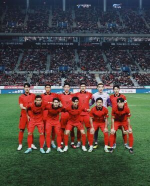 Son Heung-min Instagram - 나라를 위해 뛴다는 것은 , 대한민국 축구 국가대표팀의 유니폼을 입는것은 항상 자랑스럽고 영광입니다. 오랜만에 홈경기를 치루면서 축구가 받고 있는 사랑을 다시 느낄수 있었습니다. 여러분들께 멋진 승리로 선물을 드리진 못했지만 앞으로 발전되는 팀이 될수 있도록 노력하겠습니다.
열흘 동안 저희를 응원해주신 모든분들께 감사드립니다
곧 다시 운동장에서 만나요❤️ Sonny🤍
