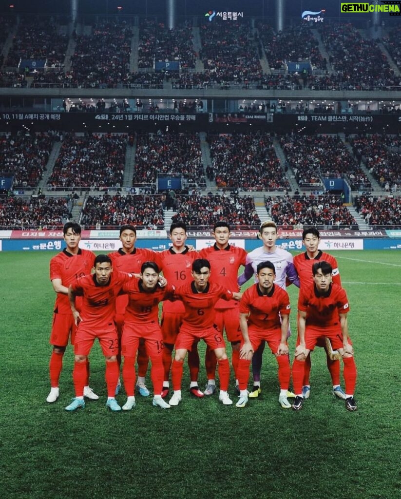 Son Heung-min Instagram - 나라를 위해 뛴다는 것은 , 대한민국 축구 국가대표팀의 유니폼을 입는것은 항상 자랑스럽고 영광입니다. 오랜만에 홈경기를 치루면서 축구가 받고 있는 사랑을 다시 느낄수 있었습니다. 여러분들께 멋진 승리로 선물을 드리진 못했지만 앞으로 발전되는 팀이 될수 있도록 노력하겠습니다. 열흘 동안 저희를 응원해주신 모든분들께 감사드립니다 곧 다시 운동장에서 만나요❤️ Sonny🤍