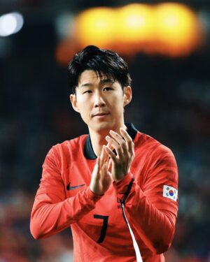 Son Heung-min Instagram - 나라를 위해 뛴다는 것은 , 대한민국 축구 국가대표팀의 유니폼을 입는것은 항상 자랑스럽고 영광입니다. 오랜만에 홈경기를 치루면서 축구가 받고 있는 사랑을 다시 느낄수 있었습니다. 여러분들께 멋진 승리로 선물을 드리진 못했지만 앞으로 발전되는 팀이 될수 있도록 노력하겠습니다.
열흘 동안 저희를 응원해주신 모든분들께 감사드립니다
곧 다시 운동장에서 만나요❤️ Sonny🤍