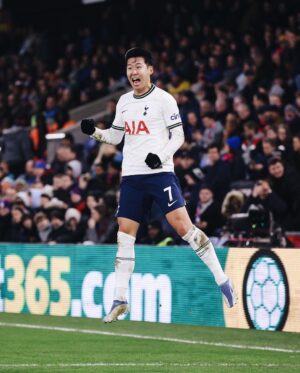 Son Heung-min Instagram - Mask offff 😁 a bit late I know but happy new year everyone!!