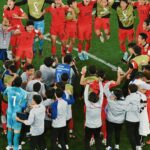 Son Heung-min Instagram - 안녕하세요 카타르 월드컵 대한민국 대표팀 손흥민입니다. 이 기회를 통해 많은 응원, 성원, 관심에 감사의 인사를 드리고자 이렇게 글을 쓰고 있습니다. 4년이란 시간 동안 많은 것들을 노력하고 꿈을 향해 앞만 보고 달렸습니다. 매번 좋은 순간만 있진 않았지만 그 아쉬운 순간들이 저희를 더 강하게 만들어 지금의 국가대표팀을 만들었다고 생각합니다. 또 그 순간마다 뒤에서 한결같은 여러분의 응원으로 이겨낼 수 있었습니다! 저희 선수들 보이지 않는 곳에서 정말 많이 노력했고 대한민국 대표팀으로 뛰는 것 그 자체만으로 영광스럽게 생각하며 몸이 부서지도록 뛰었습니다. 저는 저희가 분명 더 높이 올라갈 수 있다고 믿었기에 아쉬움은 있었지만 후회는 절대 없습니다. 저를 포함한 모든 선수와 스태프들 하루도 빠짐없이 매 순간 노력했기에 잊지 못할 월드컵이 만들어질 수 있었다고 생각합니다. 더불어 축구 선수이기 이전에 대한민국 국민의 한 사람으로서, 제가 얼마나 행복한 사람인지 다시 한번 느낄 수 있었습니다. 여러분이 보내주신 사랑에 진심으로 감사드립니다. 앞으로 저 뿐만 아니라 대한민국 축구 대표팀을, 나아가 대한민국을 더욱더 빛나게 하기 위해 최선을 다해 노력하겠습니다. 대한민국 사랑하고 감사합니다❤️🇰🇷 (1%의 가능성이 정말 크다고 느꼈습니다. 이 자리에 설 수 있게 해주셔서 감사합니다.)
