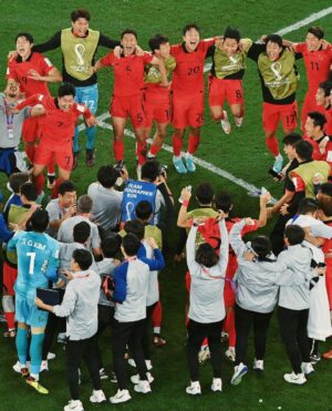 Son Heung-min Instagram - 안녕하세요 카타르 월드컵 대한민국 대표팀 손흥민입니다. 이 기회를 통해 많은 응원, 성원, 관심에 감사의 인사를 드리고자 이렇게 글을 쓰고 있습니다. 4년이란 시간 동안 많은 것들을 노력하고 꿈을 향해 앞만 보고 달렸습니다. 매번 좋은 순간만 있진 않았지만 그 아쉬운 순간들이 저희를 더 강하게 만들어 지금의 국가대표팀을 만들었다고 생각합니다. 또 그 순간마다 뒤에서 한결같은 여러분의 응원으로 이겨낼 수 있었습니다!
저희 선수들 보이지 않는 곳에서 정말 많이 노력했고 대한민국 대표팀으로 뛰는 것 그 자체만으로 영광스럽게 생각하며 몸이 부서지도록 뛰었습니다. 저는 저희가 분명 더 높이 올라갈 수 있다고 믿었기에 아쉬움은 있었지만 후회는 절대 없습니다. 저를 포함한 모든 선수와 스태프들 하루도 빠짐없이 매 순간 노력했기에 잊지 못할 월드컵이 만들어질 수 있었다고 생각합니다.
더불어 축구 선수이기 이전에 대한민국 국민의 한 사람으로서, 제가 얼마나 행복한 사람인지 다시 한번 느낄 수 있었습니다. 여러분이 보내주신 사랑에 진심으로 감사드립니다. 앞으로 저 뿐만 아니라 대한민국 축구 대표팀을, 나아가 대한민국을 더욱더 빛나게 하기 위해 최선을 다해 노력하겠습니다. 대한민국 사랑하고 감사합니다❤️🇰🇷
(1%의 가능성이 정말 크다고 느꼈습니다. 이 자리에 설 수 있게 해주셔서 감사합니다.)