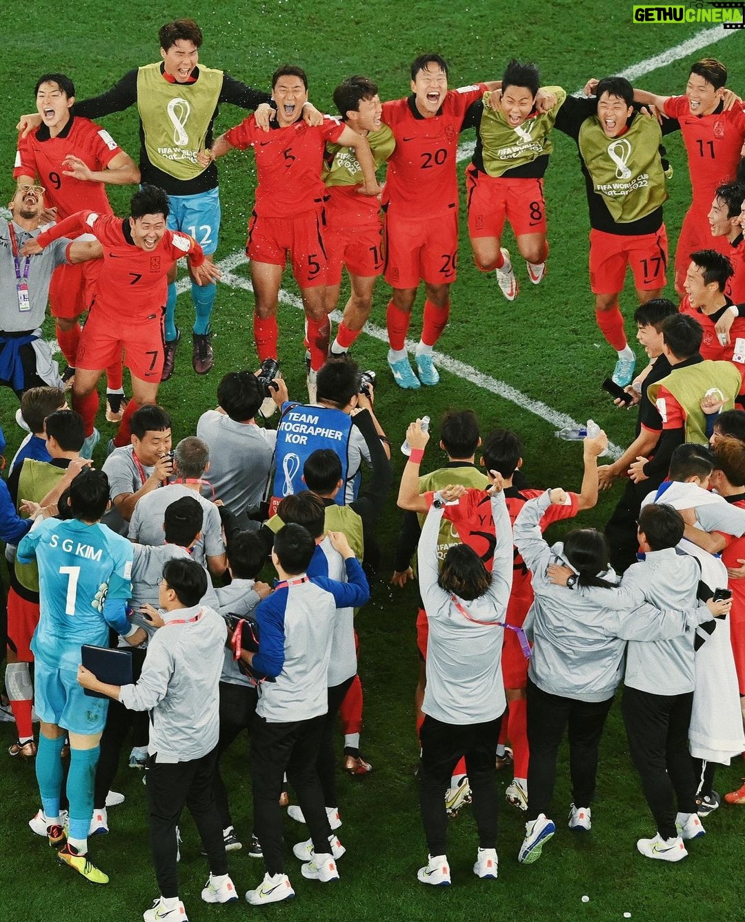Son Heung-min - 4.6 Million Likes - 안녕하세요 카타르 월드컵 대한민국 대표팀 손흥민입니다. 이 기회를 통해 많은 응원, 성원, 관심에 감사의 인사를 드리고자 이렇게 글을 쓰고 있습니다. 4년이란 시간 동안 많은 것들을 노력하고 꿈을 향해 앞만 보고 달렸습니다. 매번 좋은 순간만 있진 않았지만 그 아쉬운 순간들이 저희를 더 강하게 만들어 지금의 국가대표팀을 만들었다고 생각합니다. 또 그 순간마다 뒤에서 한결같은 여러분의 응원으로 이겨낼 수 있었습니다!
저희 선수들 보이지 않는 곳에서 정말 많이 노력했고 대한민국 대표팀으로 뛰는 것 그 자체만으로 영광스럽게 생각하며 몸이 부서지도록 뛰었습니다. 저는 저희가 분명 더 높이 올라갈 수 있다고 믿었기에 아쉬움은 있었지만 후회는 절대 없습니다. 저를 포함한 모든 선수와 스태프들 하루도 빠짐없이 매 순간 노력했기에 잊지 못할 월드컵이 만들어질 수 있었다고 생각합니다.
더불어 축구 선수이기 이전에 대한민국 국민의 한 사람으로서, 제가 얼마나 행복한 사람인지 다시 한번 느낄 수 있었습니다. 여러분이 보내주신 사랑에 진심으로 감사드립니다. 앞으로 저 뿐만 아니라 대한민국 축구 대표팀을, 나아가 대한민국을 더욱더 빛나게 하기 위해 최선을 다해 노력하겠습니다. 대한민국 사랑하고 감사합니다❤️🇰🇷
(1%의 가능성이 정말 크다고 느꼈습니다. 이 자리에 설 수 있게 해주셔서 감사합니다.)