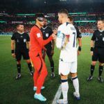 Son Heung-min Instagram - 안녕하세요 카타르 월드컵 대한민국 대표팀 손흥민입니다. 이 기회를 통해 많은 응원, 성원, 관심에 감사의 인사를 드리고자 이렇게 글을 쓰고 있습니다. 4년이란 시간 동안 많은 것들을 노력하고 꿈을 향해 앞만 보고 달렸습니다. 매번 좋은 순간만 있진 않았지만 그 아쉬운 순간들이 저희를 더 강하게 만들어 지금의 국가대표팀을 만들었다고 생각합니다. 또 그 순간마다 뒤에서 한결같은 여러분의 응원으로 이겨낼 수 있었습니다! 저희 선수들 보이지 않는 곳에서 정말 많이 노력했고 대한민국 대표팀으로 뛰는 것 그 자체만으로 영광스럽게 생각하며 몸이 부서지도록 뛰었습니다. 저는 저희가 분명 더 높이 올라갈 수 있다고 믿었기에 아쉬움은 있었지만 후회는 절대 없습니다. 저를 포함한 모든 선수와 스태프들 하루도 빠짐없이 매 순간 노력했기에 잊지 못할 월드컵이 만들어질 수 있었다고 생각합니다. 더불어 축구 선수이기 이전에 대한민국 국민의 한 사람으로서, 제가 얼마나 행복한 사람인지 다시 한번 느낄 수 있었습니다. 여러분이 보내주신 사랑에 진심으로 감사드립니다. 앞으로 저 뿐만 아니라 대한민국 축구 대표팀을, 나아가 대한민국을 더욱더 빛나게 하기 위해 최선을 다해 노력하겠습니다. 대한민국 사랑하고 감사합니다❤️🇰🇷 (1%의 가능성이 정말 크다고 느꼈습니다. 이 자리에 설 수 있게 해주셔서 감사합니다.)