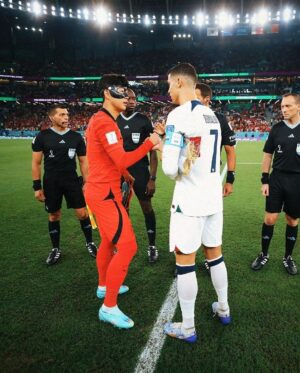 Son Heung-min Instagram - 안녕하세요 카타르 월드컵 대한민국 대표팀 손흥민입니다. 이 기회를 통해 많은 응원, 성원, 관심에 감사의 인사를 드리고자 이렇게 글을 쓰고 있습니다. 4년이란 시간 동안 많은 것들을 노력하고 꿈을 향해 앞만 보고 달렸습니다. 매번 좋은 순간만 있진 않았지만 그 아쉬운 순간들이 저희를 더 강하게 만들어 지금의 국가대표팀을 만들었다고 생각합니다. 또 그 순간마다 뒤에서 한결같은 여러분의 응원으로 이겨낼 수 있었습니다!
저희 선수들 보이지 않는 곳에서 정말 많이 노력했고 대한민국 대표팀으로 뛰는 것 그 자체만으로 영광스럽게 생각하며 몸이 부서지도록 뛰었습니다. 저는 저희가 분명 더 높이 올라갈 수 있다고 믿었기에 아쉬움은 있었지만 후회는 절대 없습니다. 저를 포함한 모든 선수와 스태프들 하루도 빠짐없이 매 순간 노력했기에 잊지 못할 월드컵이 만들어질 수 있었다고 생각합니다.
더불어 축구 선수이기 이전에 대한민국 국민의 한 사람으로서, 제가 얼마나 행복한 사람인지 다시 한번 느낄 수 있었습니다. 여러분이 보내주신 사랑에 진심으로 감사드립니다. 앞으로 저 뿐만 아니라 대한민국 축구 대표팀을, 나아가 대한민국을 더욱더 빛나게 하기 위해 최선을 다해 노력하겠습니다. 대한민국 사랑하고 감사합니다❤️🇰🇷
(1%의 가능성이 정말 크다고 느꼈습니다. 이 자리에 설 수 있게 해주셔서 감사합니다.)