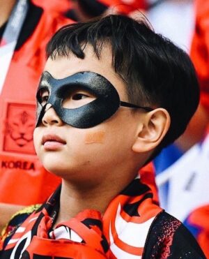 Son Heung-min Instagram - 안녕하세요 카타르 월드컵 대한민국 대표팀 손흥민입니다. 이 기회를 통해 많은 응원, 성원, 관심에 감사의 인사를 드리고자 이렇게 글을 쓰고 있습니다. 4년이란 시간 동안 많은 것들을 노력하고 꿈을 향해 앞만 보고 달렸습니다. 매번 좋은 순간만 있진 않았지만 그 아쉬운 순간들이 저희를 더 강하게 만들어 지금의 국가대표팀을 만들었다고 생각합니다. 또 그 순간마다 뒤에서 한결같은 여러분의 응원으로 이겨낼 수 있었습니다!
저희 선수들 보이지 않는 곳에서 정말 많이 노력했고 대한민국 대표팀으로 뛰는 것 그 자체만으로 영광스럽게 생각하며 몸이 부서지도록 뛰었습니다. 저는 저희가 분명 더 높이 올라갈 수 있다고 믿었기에 아쉬움은 있었지만 후회는 절대 없습니다. 저를 포함한 모든 선수와 스태프들 하루도 빠짐없이 매 순간 노력했기에 잊지 못할 월드컵이 만들어질 수 있었다고 생각합니다.
더불어 축구 선수이기 이전에 대한민국 국민의 한 사람으로서, 제가 얼마나 행복한 사람인지 다시 한번 느낄 수 있었습니다. 여러분이 보내주신 사랑에 진심으로 감사드립니다. 앞으로 저 뿐만 아니라 대한민국 축구 대표팀을, 나아가 대한민국을 더욱더 빛나게 하기 위해 최선을 다해 노력하겠습니다. 대한민국 사랑하고 감사합니다❤️🇰🇷
(1%의 가능성이 정말 크다고 느꼈습니다. 이 자리에 설 수 있게 해주셔서 감사합니다.)