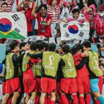 Son Heung-min Instagram - 안녕하세요 카타르 월드컵 대한민국 대표팀 손흥민입니다. 이 기회를 통해 많은 응원, 성원, 관심에 감사의 인사를 드리고자 이렇게 글을 쓰고 있습니다. 4년이란 시간 동안 많은 것들을 노력하고 꿈을 향해 앞만 보고 달렸습니다. 매번 좋은 순간만 있진 않았지만 그 아쉬운 순간들이 저희를 더 강하게 만들어 지금의 국가대표팀을 만들었다고 생각합니다. 또 그 순간마다 뒤에서 한결같은 여러분의 응원으로 이겨낼 수 있었습니다! 저희 선수들 보이지 않는 곳에서 정말 많이 노력했고 대한민국 대표팀으로 뛰는 것 그 자체만으로 영광스럽게 생각하며 몸이 부서지도록 뛰었습니다. 저는 저희가 분명 더 높이 올라갈 수 있다고 믿었기에 아쉬움은 있었지만 후회는 절대 없습니다. 저를 포함한 모든 선수와 스태프들 하루도 빠짐없이 매 순간 노력했기에 잊지 못할 월드컵이 만들어질 수 있었다고 생각합니다. 더불어 축구 선수이기 이전에 대한민국 국민의 한 사람으로서, 제가 얼마나 행복한 사람인지 다시 한번 느낄 수 있었습니다. 여러분이 보내주신 사랑에 진심으로 감사드립니다. 앞으로 저 뿐만 아니라 대한민국 축구 대표팀을, 나아가 대한민국을 더욱더 빛나게 하기 위해 최선을 다해 노력하겠습니다. 대한민국 사랑하고 감사합니다❤️🇰🇷 (1%의 가능성이 정말 크다고 느꼈습니다. 이 자리에 설 수 있게 해주셔서 감사합니다.)