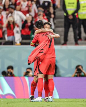 Son Heung-min Instagram - 안녕하세요 카타르 월드컵 대한민국 대표팀 손흥민입니다. 이 기회를 통해 많은 응원, 성원, 관심에 감사의 인사를 드리고자 이렇게 글을 쓰고 있습니다. 4년이란 시간 동안 많은 것들을 노력하고 꿈을 향해 앞만 보고 달렸습니다. 매번 좋은 순간만 있진 않았지만 그 아쉬운 순간들이 저희를 더 강하게 만들어 지금의 국가대표팀을 만들었다고 생각합니다. 또 그 순간마다 뒤에서 한결같은 여러분의 응원으로 이겨낼 수 있었습니다!
저희 선수들 보이지 않는 곳에서 정말 많이 노력했고 대한민국 대표팀으로 뛰는 것 그 자체만으로 영광스럽게 생각하며 몸이 부서지도록 뛰었습니다. 저는 저희가 분명 더 높이 올라갈 수 있다고 믿었기에 아쉬움은 있었지만 후회는 절대 없습니다. 저를 포함한 모든 선수와 스태프들 하루도 빠짐없이 매 순간 노력했기에 잊지 못할 월드컵이 만들어질 수 있었다고 생각합니다.
더불어 축구 선수이기 이전에 대한민국 국민의 한 사람으로서, 제가 얼마나 행복한 사람인지 다시 한번 느낄 수 있었습니다. 여러분이 보내주신 사랑에 진심으로 감사드립니다. 앞으로 저 뿐만 아니라 대한민국 축구 대표팀을, 나아가 대한민국을 더욱더 빛나게 하기 위해 최선을 다해 노력하겠습니다. 대한민국 사랑하고 감사합니다❤️🇰🇷
(1%의 가능성이 정말 크다고 느꼈습니다. 이 자리에 설 수 있게 해주셔서 감사합니다.)