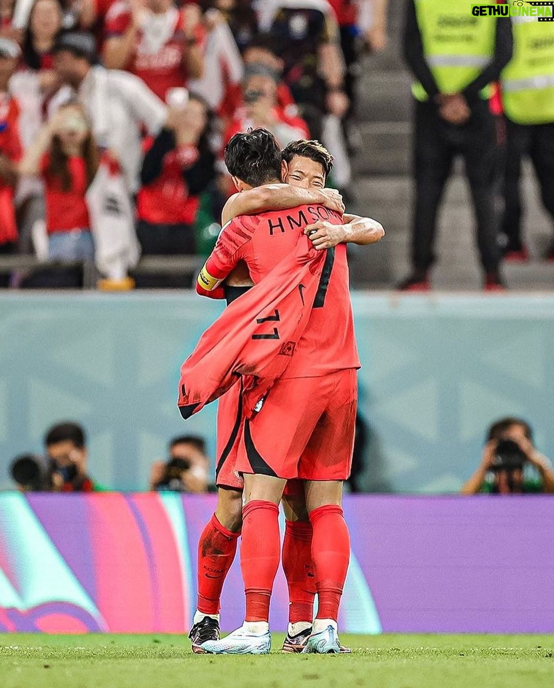 Son Heung-min - 4.6 Million Likes - 안녕하세요 카타르 월드컵 대한민국 대표팀 손흥민입니다. 이 기회를 통해 많은 응원, 성원, 관심에 감사의 인사를 드리고자 이렇게 글을 쓰고 있습니다. 4년이란 시간 동안 많은 것들을 노력하고 꿈을 향해 앞만 보고 달렸습니다. 매번 좋은 순간만 있진 않았지만 그 아쉬운 순간들이 저희를 더 강하게 만들어 지금의 국가대표팀을 만들었다고 생각합니다. 또 그 순간마다 뒤에서 한결같은 여러분의 응원으로 이겨낼 수 있었습니다!
저희 선수들 보이지 않는 곳에서 정말 많이 노력했고 대한민국 대표팀으로 뛰는 것 그 자체만으로 영광스럽게 생각하며 몸이 부서지도록 뛰었습니다. 저는 저희가 분명 더 높이 올라갈 수 있다고 믿었기에 아쉬움은 있었지만 후회는 절대 없습니다. 저를 포함한 모든 선수와 스태프들 하루도 빠짐없이 매 순간 노력했기에 잊지 못할 월드컵이 만들어질 수 있었다고 생각합니다.
더불어 축구 선수이기 이전에 대한민국 국민의 한 사람으로서, 제가 얼마나 행복한 사람인지 다시 한번 느낄 수 있었습니다. 여러분이 보내주신 사랑에 진심으로 감사드립니다. 앞으로 저 뿐만 아니라 대한민국 축구 대표팀을, 나아가 대한민국을 더욱더 빛나게 하기 위해 최선을 다해 노력하겠습니다. 대한민국 사랑하고 감사합니다❤️🇰🇷
(1%의 가능성이 정말 크다고 느꼈습니다. 이 자리에 설 수 있게 해주셔서 감사합니다.)