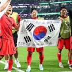 Son Heung-min Instagram - 안녕하세요 카타르 월드컵 대한민국 대표팀 손흥민입니다. 이 기회를 통해 많은 응원, 성원, 관심에 감사의 인사를 드리고자 이렇게 글을 쓰고 있습니다. 4년이란 시간 동안 많은 것들을 노력하고 꿈을 향해 앞만 보고 달렸습니다. 매번 좋은 순간만 있진 않았지만 그 아쉬운 순간들이 저희를 더 강하게 만들어 지금의 국가대표팀을 만들었다고 생각합니다. 또 그 순간마다 뒤에서 한결같은 여러분의 응원으로 이겨낼 수 있었습니다! 저희 선수들 보이지 않는 곳에서 정말 많이 노력했고 대한민국 대표팀으로 뛰는 것 그 자체만으로 영광스럽게 생각하며 몸이 부서지도록 뛰었습니다. 저는 저희가 분명 더 높이 올라갈 수 있다고 믿었기에 아쉬움은 있었지만 후회는 절대 없습니다. 저를 포함한 모든 선수와 스태프들 하루도 빠짐없이 매 순간 노력했기에 잊지 못할 월드컵이 만들어질 수 있었다고 생각합니다. 더불어 축구 선수이기 이전에 대한민국 국민의 한 사람으로서, 제가 얼마나 행복한 사람인지 다시 한번 느낄 수 있었습니다. 여러분이 보내주신 사랑에 진심으로 감사드립니다. 앞으로 저 뿐만 아니라 대한민국 축구 대표팀을, 나아가 대한민국을 더욱더 빛나게 하기 위해 최선을 다해 노력하겠습니다. 대한민국 사랑하고 감사합니다❤️🇰🇷 (1%의 가능성이 정말 크다고 느꼈습니다. 이 자리에 설 수 있게 해주셔서 감사합니다.)
