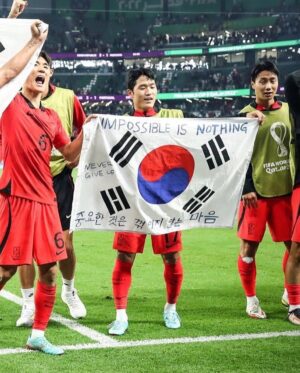 Son Heung-min Instagram - 안녕하세요 카타르 월드컵 대한민국 대표팀 손흥민입니다. 이 기회를 통해 많은 응원, 성원, 관심에 감사의 인사를 드리고자 이렇게 글을 쓰고 있습니다. 4년이란 시간 동안 많은 것들을 노력하고 꿈을 향해 앞만 보고 달렸습니다. 매번 좋은 순간만 있진 않았지만 그 아쉬운 순간들이 저희를 더 강하게 만들어 지금의 국가대표팀을 만들었다고 생각합니다. 또 그 순간마다 뒤에서 한결같은 여러분의 응원으로 이겨낼 수 있었습니다!
저희 선수들 보이지 않는 곳에서 정말 많이 노력했고 대한민국 대표팀으로 뛰는 것 그 자체만으로 영광스럽게 생각하며 몸이 부서지도록 뛰었습니다. 저는 저희가 분명 더 높이 올라갈 수 있다고 믿었기에 아쉬움은 있었지만 후회는 절대 없습니다. 저를 포함한 모든 선수와 스태프들 하루도 빠짐없이 매 순간 노력했기에 잊지 못할 월드컵이 만들어질 수 있었다고 생각합니다.
더불어 축구 선수이기 이전에 대한민국 국민의 한 사람으로서, 제가 얼마나 행복한 사람인지 다시 한번 느낄 수 있었습니다. 여러분이 보내주신 사랑에 진심으로 감사드립니다. 앞으로 저 뿐만 아니라 대한민국 축구 대표팀을, 나아가 대한민국을 더욱더 빛나게 하기 위해 최선을 다해 노력하겠습니다. 대한민국 사랑하고 감사합니다❤️🇰🇷
(1%의 가능성이 정말 크다고 느꼈습니다. 이 자리에 설 수 있게 해주셔서 감사합니다.)