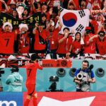 Son Heung-min Instagram - 안녕하세요 카타르 월드컵 대한민국 대표팀 손흥민입니다. 이 기회를 통해 많은 응원, 성원, 관심에 감사의 인사를 드리고자 이렇게 글을 쓰고 있습니다. 4년이란 시간 동안 많은 것들을 노력하고 꿈을 향해 앞만 보고 달렸습니다. 매번 좋은 순간만 있진 않았지만 그 아쉬운 순간들이 저희를 더 강하게 만들어 지금의 국가대표팀을 만들었다고 생각합니다. 또 그 순간마다 뒤에서 한결같은 여러분의 응원으로 이겨낼 수 있었습니다! 저희 선수들 보이지 않는 곳에서 정말 많이 노력했고 대한민국 대표팀으로 뛰는 것 그 자체만으로 영광스럽게 생각하며 몸이 부서지도록 뛰었습니다. 저는 저희가 분명 더 높이 올라갈 수 있다고 믿었기에 아쉬움은 있었지만 후회는 절대 없습니다. 저를 포함한 모든 선수와 스태프들 하루도 빠짐없이 매 순간 노력했기에 잊지 못할 월드컵이 만들어질 수 있었다고 생각합니다. 더불어 축구 선수이기 이전에 대한민국 국민의 한 사람으로서, 제가 얼마나 행복한 사람인지 다시 한번 느낄 수 있었습니다. 여러분이 보내주신 사랑에 진심으로 감사드립니다. 앞으로 저 뿐만 아니라 대한민국 축구 대표팀을, 나아가 대한민국을 더욱더 빛나게 하기 위해 최선을 다해 노력하겠습니다. 대한민국 사랑하고 감사합니다❤️🇰🇷 (1%의 가능성이 정말 크다고 느꼈습니다. 이 자리에 설 수 있게 해주셔서 감사합니다.)