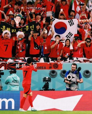 Son Heung-min Instagram - 안녕하세요 카타르 월드컵 대한민국 대표팀 손흥민입니다. 이 기회를 통해 많은 응원, 성원, 관심에 감사의 인사를 드리고자 이렇게 글을 쓰고 있습니다. 4년이란 시간 동안 많은 것들을 노력하고 꿈을 향해 앞만 보고 달렸습니다. 매번 좋은 순간만 있진 않았지만 그 아쉬운 순간들이 저희를 더 강하게 만들어 지금의 국가대표팀을 만들었다고 생각합니다. 또 그 순간마다 뒤에서 한결같은 여러분의 응원으로 이겨낼 수 있었습니다!
저희 선수들 보이지 않는 곳에서 정말 많이 노력했고 대한민국 대표팀으로 뛰는 것 그 자체만으로 영광스럽게 생각하며 몸이 부서지도록 뛰었습니다. 저는 저희가 분명 더 높이 올라갈 수 있다고 믿었기에 아쉬움은 있었지만 후회는 절대 없습니다. 저를 포함한 모든 선수와 스태프들 하루도 빠짐없이 매 순간 노력했기에 잊지 못할 월드컵이 만들어질 수 있었다고 생각합니다.
더불어 축구 선수이기 이전에 대한민국 국민의 한 사람으로서, 제가 얼마나 행복한 사람인지 다시 한번 느낄 수 있었습니다. 여러분이 보내주신 사랑에 진심으로 감사드립니다. 앞으로 저 뿐만 아니라 대한민국 축구 대표팀을, 나아가 대한민국을 더욱더 빛나게 하기 위해 최선을 다해 노력하겠습니다. 대한민국 사랑하고 감사합니다❤️🇰🇷
(1%의 가능성이 정말 크다고 느꼈습니다. 이 자리에 설 수 있게 해주셔서 감사합니다.)