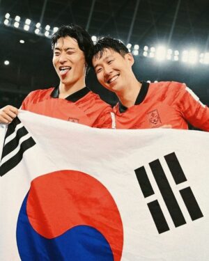Son Heung-min Instagram - 저희는 포기하지 않았고 여러분들은 우릴 포기하지 않았습니다 대한민국 사랑합니다!🇰🇷