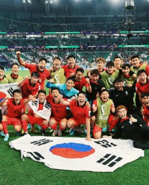 Son Heung-min Instagram - 저희는 포기하지 않았고 여러분들은 우릴 포기하지 않았습니다 대한민국 사랑합니다!🇰🇷