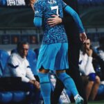 Son Heung-min Instagram - 안녕하세요. 지난 한 주 동안 받은 응원과 격려의 메세지, 정말감사하다는 말씀을 드리고 싶습니다. 저는 많은분들께 응원과 격려의 메세지를 받았고 읽으면서 많은 힘을 얻었습니다. 월드컵에서 우리나라를 위해 뛰는 것은 많은 아이들이 축구선수로 성장하면서 꿈꾸는 일 일것입니다. 저 또한 그 꿈을 지금까지 변함없이 가지고 있습니다. 지난 2년여의 시간동안 여러분들이 참고 견디며 써오신 마스크를 생각하면 월드컵 경기에서 쓰게 될 저의 마스크는 아무것도 아닐것입니다. 단 1%의 가능성만 있다면 그 가능성을 보며 얼마 남지않은 시간 앞만 보며 달려가겠습니다. 아름다운 우리나라의 월드컵 대표선수가 되기 위해🇰🇷❤️ Sonny:) Hi everyone. I just wanted to take a moment to say thank you all for the messages of support i have received over the last week. I have read so many of them and truly, truly appreciate you all. In a tough time I received a lot of strength from you! Playing for your country at the World Cup is the dream of so many children growing up, just as it was one of mine too. I won’t miss this for the world. I can’t wait to represent our beautiful country, see you soon. Sonny🇰🇷❤️ London, United Kingdom