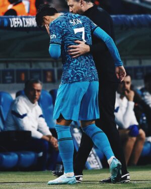 Son Heung-min Instagram - 안녕하세요. 지난 한 주 동안 받은 응원과 격려의 메세지, 정말감사하다는 말씀을 드리고 싶습니다. 저는 많은분들께 응원과 격려의 메세지를 받았고 읽으면서 많은 힘을 얻었습니다. 월드컵에서 우리나라를 위해 뛰는 것은 많은 아이들이 축구선수로 성장하면서 꿈꾸는 일 일것입니다. 저 또한 그 꿈을 지금까지 변함없이 가지고 있습니다. 지난 2년여의 시간동안 여러분들이 참고 견디며 써오신 마스크를 생각하면 월드컵 경기에서 쓰게 될 저의 마스크는 아무것도 아닐것입니다. 단 1%의 가능성만 있다면 그 가능성을 보며 얼마 남지않은 시간 앞만 보며 달려가겠습니다.

아름다운 우리나라의 월드컵 대표선수가 되기 위해🇰🇷❤️
Sonny:)

Hi everyone. I just wanted to take a moment to say thank you all for the messages of support i have received over the last week. I have read so many of them and truly, truly appreciate you all. In a tough time I received a lot of strength from you! Playing for your country at the World Cup is the dream of so many children growing up, just as it was one of mine too. I won’t miss this for the world. I can’t wait to represent our beautiful country, see you soon. Sonny🇰🇷❤️