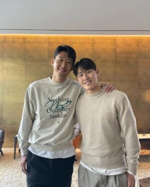 Son Heung-min Instagram - 안녕하세요 손흥민입니다. 오늘은 조금 무겁고 어려운 얘기를 하려고 합니다.
강인이가 진심으로 반성하고 저를 비롯한 대표팀 모든 선수들에게 진심 어린 사과를 했습니다.

저도 어릴 때 실수도 많이 하고 안 좋은 모습을 보였던 적도 있었지만 그 때마다 좋은 선배님들의 따끔한 조언과 가르침이 있었기에 지금의 제가 이 자리에 있을 수 있다고 생각합니다.

강인이가 이런 잘못된 행동을 다시는 하지 않도록 저희 모든 선수들이 대표팀 선배로서 또 주장으로서 강인이가 보다 좋은 사람, 좋은 선수로 성장할 수 있도록 옆에서 특별히 보살펴 주겠습니다.

저도 제 행동에 대해 잘했다 생각하지 않고 충분히 질타 받을 수 있는 행동이었다고 생각합니다. 그러나 저는 팀을 위해서 그런 싫은 행동도 해야 하는 것이 주장의 본분 중 하나라는 입장이기 때문에 다시 한 번 똑같은 상황에 처한다고 해도 저는 팀을 위해서 행동할 것입니다. 하지만 앞으로 더 현명하고 지혜롭게 팀원들을 통솔 할 수 있도록 노력하겠습니다.

그 일 이후 강인이가 너무 힘든 시간을 보내고 있습니다. 한 번만 너그러운 마음으로 용서해 주세요.
대표팀 주장으로서 꼭! 부탁드립니다.

그리고 일각에서 나오는 이야기들 중에 대표팀내 편가르기에 대한 내용은 사실과 무관하며 우리는 늘 한 팀으로 한 곳만을 바라보려 노력해 왔습니다. 
축구로 많은 사랑을 받고 있음에도 불구하고 이런 소란스러운 문제를 일으켜서 진심으로 죄송하고 앞으로 저희 대한민국 국가대표팀이 이 계기로 더 성장하는 팀이 될 수 있도록 더욱 노력하겠습니다.

다시 한 번 대한민국 대표팀 주장으로서 진심으로 사과드립니다.