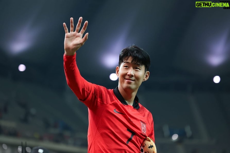 Son Heung-min Instagram - 대한민국 축구국가대표팀❤️ 2 경기동안 행복한 시간 만들어주셔서 감사합니다 더 잘 준비해서 팀으로써 선수로써 더 좋은 모습 보여드리기 위해서 노력하겠습니다 감사합니다 @thekfa love you all❤️