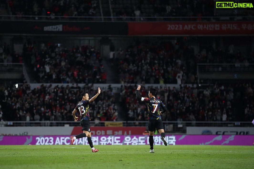 Son Heung-min Instagram - 대한민국 축구국가대표팀❤️ 2 경기동안 행복한 시간 만들어주셔서 감사합니다 더 잘 준비해서 팀으로써 선수로써 더 좋은 모습 보여드리기 위해서 노력하겠습니다 감사합니다 @thekfa love you all❤️
