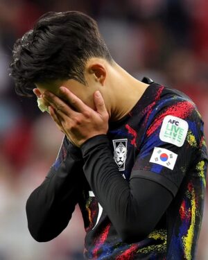 Son Heung-min Instagram - 많은 분들이 기대해 주셨던 아시안컵대회를 치르면서 온통 경기에만 집중하다보니 감사 인사가 너무 늦어졌습니다
경기를 마치고 런던으로 돌아오는 발걸음이 무겁고 아쉬웠지만 잘 도착했습니다. 제가 주장으로서 부족했고 팀을 잘 이끌지 못했던거 같습니다.이런 상황 속에서도 정말 많은 사랑주시고 응원해주셔서  대한민국 축구선수임이 너무 자랑스러웠습니다  감사하고 죄송합니다.❤️