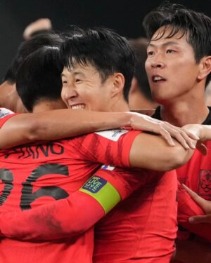Son Heung-min Instagram - 많은 분들이 기대해 주셨던 아시안컵대회를 치르면서 온통 경기에만 집중하다보니 감사 인사가 너무 늦어졌습니다
경기를 마치고 런던으로 돌아오는 발걸음이 무겁고 아쉬웠지만 잘 도착했습니다. 제가 주장으로서 부족했고 팀을 잘 이끌지 못했던거 같습니다.이런 상황 속에서도 정말 많은 사랑주시고 응원해주셔서  대한민국 축구선수임이 너무 자랑스러웠습니다  감사하고 죄송합니다.❤️