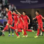 Son Heung-min Instagram - 많은 분들이 기대해 주셨던 아시안컵대회를 치르면서 온통 경기에만 집중하다보니 감사 인사가 너무 늦어졌습니다 경기를 마치고 런던으로 돌아오는 발걸음이 무겁고 아쉬웠지만 잘 도착했습니다. 제가 주장으로서 부족했고 팀을 잘 이끌지 못했던거 같습니다.이런 상황 속에서도 정말 많은 사랑주시고 응원해주셔서  대한민국 축구선수임이 너무 자랑스러웠습니다  감사하고 죄송합니다.❤️