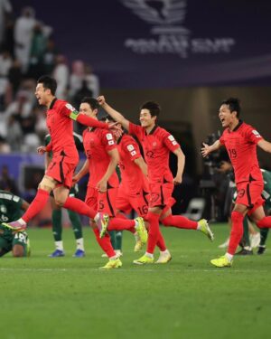Son Heung-min Instagram - 많은 분들이 기대해 주셨던 아시안컵대회를 치르면서 온통 경기에만 집중하다보니 감사 인사가 너무 늦어졌습니다
경기를 마치고 런던으로 돌아오는 발걸음이 무겁고 아쉬웠지만 잘 도착했습니다. 제가 주장으로서 부족했고 팀을 잘 이끌지 못했던거 같습니다.이런 상황 속에서도 정말 많은 사랑주시고 응원해주셔서  대한민국 축구선수임이 너무 자랑스러웠습니다  감사하고 죄송합니다.❤️
