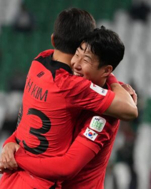 Son Heung-min Instagram - 많은 분들이 기대해 주셨던 아시안컵대회를 치르면서 온통 경기에만 집중하다보니 감사 인사가 너무 늦어졌습니다
경기를 마치고 런던으로 돌아오는 발걸음이 무겁고 아쉬웠지만 잘 도착했습니다. 제가 주장으로서 부족했고 팀을 잘 이끌지 못했던거 같습니다.이런 상황 속에서도 정말 많은 사랑주시고 응원해주셔서  대한민국 축구선수임이 너무 자랑스러웠습니다  감사하고 죄송합니다.❤️