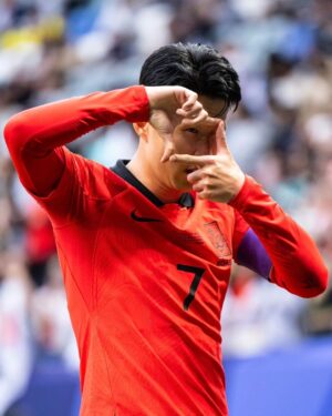 Son Heung-min Instagram - 많은 분들이 기대해 주셨던 아시안컵대회를 치르면서 온통 경기에만 집중하다보니 감사 인사가 너무 늦어졌습니다
경기를 마치고 런던으로 돌아오는 발걸음이 무겁고 아쉬웠지만 잘 도착했습니다. 제가 주장으로서 부족했고 팀을 잘 이끌지 못했던거 같습니다.이런 상황 속에서도 정말 많은 사랑주시고 응원해주셔서  대한민국 축구선수임이 너무 자랑스러웠습니다  감사하고 죄송합니다.❤️