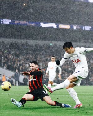 Son Heung-min Instagram - Three points at home together to end the year 😁 A lot of special moments and growth this year, we are in a really exciting place right now as a club. I want to wish you and your loved ones a happy new year and an amazing 2024 🤍#COYS

2023년 마지막 경기를 여러분 덕분에 행복하게 끝냈습니다 한국은 2024년이고 영국은 아직 2023년인데 특별하고 행복한 2023년 만들어 주셔서 감사합니다, 올 한해 동안에 여러분이 보내주신 사랑과 응원 덕분에 행복한 축구를 할수 있었고 그 행복한 축구 덕분에 여러분들이 잠시나마 행복하시고 웃을수있으셨다면 그것이 저의 2023 가장 큰 행복이였습니다. 2024년에도 이 행복이 저와 여러분 모두 함께 할수 있기를 소망합니다! 새해 복 많이 받으세요🤍❤️🧡💛💚🩵🩵💜🤎🖤