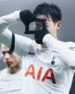 Son Heung-min Instagram - Three points at home together to end the year 😁 A lot of special moments and growth this year, we are in a really exciting place right now as a club. I want to wish you and your loved ones a happy new year and an amazing 2024 🤍#COYS

2023년 마지막 경기를 여러분 덕분에 행복하게 끝냈습니다 한국은 2024년이고 영국은 아직 2023년인데 특별하고 행복한 2023년 만들어 주셔서 감사합니다, 올 한해 동안에 여러분이 보내주신 사랑과 응원 덕분에 행복한 축구를 할수 있었고 그 행복한 축구 덕분에 여러분들이 잠시나마 행복하시고 웃을수있으셨다면 그것이 저의 2023 가장 큰 행복이였습니다. 2024년에도 이 행복이 저와 여러분 모두 함께 할수 있기를 소망합니다! 새해 복 많이 받으세요🤍❤️🧡💛💚🩵🩵💜🤎🖤