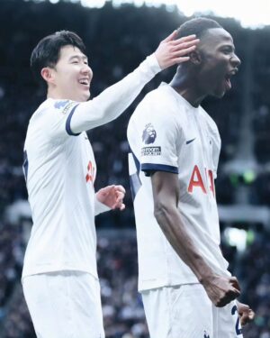 Son Heung-min Instagram - Three points at home together to end the year 😁 A lot of special moments and growth this year, we are in a really exciting place right now as a club. I want to wish you and your loved ones a happy new year and an amazing 2024 🤍#COYS

2023년 마지막 경기를 여러분 덕분에 행복하게 끝냈습니다 한국은 2024년이고 영국은 아직 2023년인데 특별하고 행복한 2023년 만들어 주셔서 감사합니다, 올 한해 동안에 여러분이 보내주신 사랑과 응원 덕분에 행복한 축구를 할수 있었고 그 행복한 축구 덕분에 여러분들이 잠시나마 행복하시고 웃을수있으셨다면 그것이 저의 2023 가장 큰 행복이였습니다. 2024년에도 이 행복이 저와 여러분 모두 함께 할수 있기를 소망합니다! 새해 복 많이 받으세요🤍❤️🧡💛💚🩵🩵💜🤎🖤