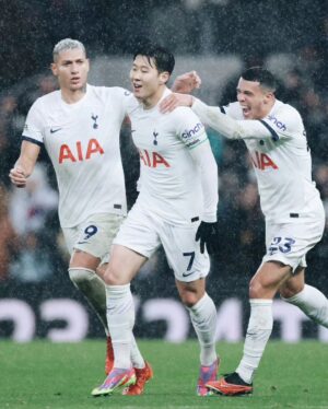 Son Heung-min Instagram - Three points at home together to end the year 😁 A lot of special moments and growth this year, we are in a really exciting place right now as a club. I want to wish you and your loved ones a happy new year and an amazing 2024 🤍#COYS

2023년 마지막 경기를 여러분 덕분에 행복하게 끝냈습니다 한국은 2024년이고 영국은 아직 2023년인데 특별하고 행복한 2023년 만들어 주셔서 감사합니다, 올 한해 동안에 여러분이 보내주신 사랑과 응원 덕분에 행복한 축구를 할수 있었고 그 행복한 축구 덕분에 여러분들이 잠시나마 행복하시고 웃을수있으셨다면 그것이 저의 2023 가장 큰 행복이였습니다. 2024년에도 이 행복이 저와 여러분 모두 함께 할수 있기를 소망합니다! 새해 복 많이 받으세요🤍❤️🧡💛💚🩵🩵💜🤎🖤