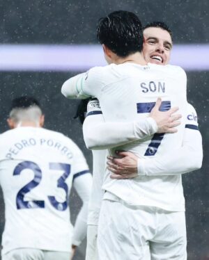 Son Heung-min Instagram - Three points at home together to end the year 😁 A lot of special moments and growth this year, we are in a really exciting place right now as a club. I want to wish you and your loved ones a happy new year and an amazing 2024 🤍#COYS

2023년 마지막 경기를 여러분 덕분에 행복하게 끝냈습니다 한국은 2024년이고 영국은 아직 2023년인데 특별하고 행복한 2023년 만들어 주셔서 감사합니다, 올 한해 동안에 여러분이 보내주신 사랑과 응원 덕분에 행복한 축구를 할수 있었고 그 행복한 축구 덕분에 여러분들이 잠시나마 행복하시고 웃을수있으셨다면 그것이 저의 2023 가장 큰 행복이였습니다. 2024년에도 이 행복이 저와 여러분 모두 함께 할수 있기를 소망합니다! 새해 복 많이 받으세요🤍❤️🧡💛💚🩵🩵💜🤎🖤