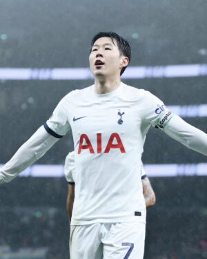 Son Heung-min Instagram - Three points at home together to end the year 😁 A lot of special moments and growth this year, we are in a really exciting place right now as a club. I want to wish you and your loved ones a happy new year and an amazing 2024 🤍#COYS

2023년 마지막 경기를 여러분 덕분에 행복하게 끝냈습니다 한국은 2024년이고 영국은 아직 2023년인데 특별하고 행복한 2023년 만들어 주셔서 감사합니다, 올 한해 동안에 여러분이 보내주신 사랑과 응원 덕분에 행복한 축구를 할수 있었고 그 행복한 축구 덕분에 여러분들이 잠시나마 행복하시고 웃을수있으셨다면 그것이 저의 2023 가장 큰 행복이였습니다. 2024년에도 이 행복이 저와 여러분 모두 함께 할수 있기를 소망합니다! 새해 복 많이 받으세요🤍❤️🧡💛💚🩵🩵💜🤎🖤