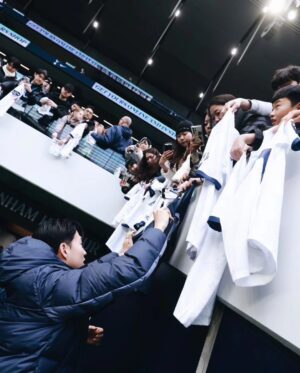Son Heung-min Instagram - Three points at home together to end the year 😁 A lot of special moments and growth this year, we are in a really exciting place right now as a club. I want to wish you and your loved ones a happy new year and an amazing 2024 🤍#COYS

2023년 마지막 경기를 여러분 덕분에 행복하게 끝냈습니다 한국은 2024년이고 영국은 아직 2023년인데 특별하고 행복한 2023년 만들어 주셔서 감사합니다, 올 한해 동안에 여러분이 보내주신 사랑과 응원 덕분에 행복한 축구를 할수 있었고 그 행복한 축구 덕분에 여러분들이 잠시나마 행복하시고 웃을수있으셨다면 그것이 저의 2023 가장 큰 행복이였습니다. 2024년에도 이 행복이 저와 여러분 모두 함께 할수 있기를 소망합니다! 새해 복 많이 받으세요🤍❤️🧡💛💚🩵🩵💜🤎🖤