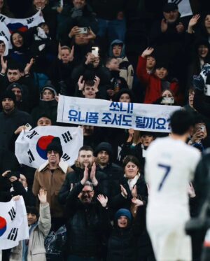 Son Heung-min Instagram - Three points at home together to end the year 😁 A lot of special moments and growth this year, we are in a really exciting place right now as a club. I want to wish you and your loved ones a happy new year and an amazing 2024 🤍#COYS

2023년 마지막 경기를 여러분 덕분에 행복하게 끝냈습니다 한국은 2024년이고 영국은 아직 2023년인데 특별하고 행복한 2023년 만들어 주셔서 감사합니다, 올 한해 동안에 여러분이 보내주신 사랑과 응원 덕분에 행복한 축구를 할수 있었고 그 행복한 축구 덕분에 여러분들이 잠시나마 행복하시고 웃을수있으셨다면 그것이 저의 2023 가장 큰 행복이였습니다. 2024년에도 이 행복이 저와 여러분 모두 함께 할수 있기를 소망합니다! 새해 복 많이 받으세요🤍❤️🧡💛💚🩵🩵💜🤎🖤