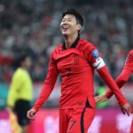 Son Heung-min Instagram - 2023 대표팀 마지막 경기를 중국에서 끝냈습니다. 11월 대표팀 소집은 그 어느 때보다 추웠지만 여러분들의 사랑 덕분에 따뜻하고 행복하게 보냈습니다 축구라는 스포츠가 이렇게 큰 사랑을 받을 수 있어서 너무 행복합니다. 제가 선수로 뛰고 있을 때만큼은 제가 가지고 있는 긍정적이 에너지들을 많은 분들과 같이 공유하고 나누고 싶습니다. 행복하게 해드리며 웃게 해드리고 싶습니다 많은 책임감이 따르는 것도 잘 알고 있습니다. 여러분의 응원 덕분에 제가 이 자리에 있고 제가 나눌 수 있는 것들은 이 작은 행복함.. 이 에너지뿐입니다. 매번 소중함을 느끼게 해주셔서 감사합니다 2023 대표팀 생활, 너무 행복하게 했습니다 감사드리고 2024년 저희 다 같이 더 많이 웃고 더 많이 행복할 수 있으면 좋겠습니다! 사랑합니다 대한민국❤