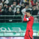 Son Heung-min Instagram - 2023 대표팀 마지막 경기를 중국에서 끝냈습니다. 11월 대표팀 소집은 그 어느 때보다 추웠지만 여러분들의 사랑 덕분에 따뜻하고 행복하게 보냈습니다 축구라는 스포츠가 이렇게 큰 사랑을 받을 수 있어서 너무 행복합니다. 제가 선수로 뛰고 있을 때만큼은 제가 가지고 있는 긍정적이 에너지들을 많은 분들과 같이 공유하고 나누고 싶습니다. 행복하게 해드리며 웃게 해드리고 싶습니다 많은 책임감이 따르는 것도 잘 알고 있습니다. 여러분의 응원 덕분에 제가 이 자리에 있고 제가 나눌 수 있는 것들은 이 작은 행복함.. 이 에너지뿐입니다. 매번 소중함을 느끼게 해주셔서 감사합니다 2023 대표팀 생활, 너무 행복하게 했습니다 감사드리고 2024년 저희 다 같이 더 많이 웃고 더 많이 행복할 수 있으면 좋겠습니다! 사랑합니다 대한민국❤