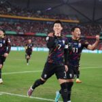 Son Heung-min Instagram - 2023 대표팀 마지막 경기를 중국에서 끝냈습니다. 11월 대표팀 소집은 그 어느 때보다 추웠지만 여러분들의 사랑 덕분에 따뜻하고 행복하게 보냈습니다 축구라는 스포츠가 이렇게 큰 사랑을 받을 수 있어서 너무 행복합니다. 제가 선수로 뛰고 있을 때만큼은 제가 가지고 있는 긍정적이 에너지들을 많은 분들과 같이 공유하고 나누고 싶습니다. 행복하게 해드리며 웃게 해드리고 싶습니다 많은 책임감이 따르는 것도 잘 알고 있습니다. 여러분의 응원 덕분에 제가 이 자리에 있고 제가 나눌 수 있는 것들은 이 작은 행복함.. 이 에너지뿐입니다. 매번 소중함을 느끼게 해주셔서 감사합니다 2023 대표팀 생활, 너무 행복하게 했습니다 감사드리고 2024년 저희 다 같이 더 많이 웃고 더 많이 행복할 수 있으면 좋겠습니다! 사랑합니다 대한민국❤