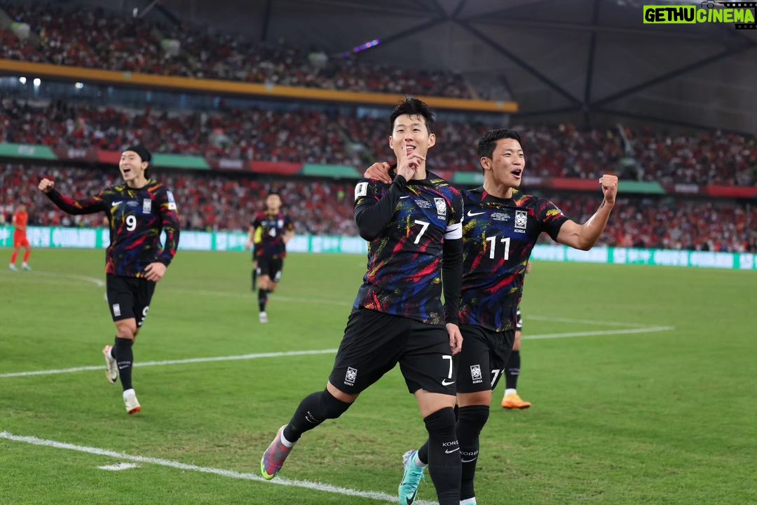 Son Heung-min Instagram - 2023 대표팀 마지막 경기를 중국에서 끝냈습니다. 11월 대표팀 소집은 그 어느 때보다 추웠지만 여러분들의 사랑 덕분에 따뜻하고 행복하게 보냈습니다 축구라는 스포츠가 이렇게 큰 사랑을 받을 수 있어서 너무 행복합니다. 제가 선수로 뛰고 있을 때만큼은 제가 가지고 있는 긍정적이 에너지들을 많은 분들과 같이 공유하고 나누고 싶습니다. 행복하게 해드리며 웃게 해드리고 싶습니다 많은 책임감이 따르는 것도 잘 알고 있습니다. 여러분의 응원 덕분에 제가 이 자리에 있고 제가 나눌 수 있는 것들은 이 작은 행복함.. 이 에너지뿐입니다. 매번 소중함을 느끼게 해주셔서 감사합니다 2023 대표팀 생활, 너무 행복하게 했습니다 감사드리고 2024년 저희 다 같이 더 많이 웃고 더 많이 행복할 수 있으면 좋겠습니다! 사랑합니다 대한민국❤