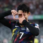 Son Heung-min Instagram - 2023 대표팀 마지막 경기를 중국에서 끝냈습니다. 11월 대표팀 소집은 그 어느 때보다 추웠지만 여러분들의 사랑 덕분에 따뜻하고 행복하게 보냈습니다 축구라는 스포츠가 이렇게 큰 사랑을 받을 수 있어서 너무 행복합니다. 제가 선수로 뛰고 있을 때만큼은 제가 가지고 있는 긍정적이 에너지들을 많은 분들과 같이 공유하고 나누고 싶습니다. 행복하게 해드리며 웃게 해드리고 싶습니다 많은 책임감이 따르는 것도 잘 알고 있습니다. 여러분의 응원 덕분에 제가 이 자리에 있고 제가 나눌 수 있는 것들은 이 작은 행복함.. 이 에너지뿐입니다. 매번 소중함을 느끼게 해주셔서 감사합니다 2023 대표팀 생활, 너무 행복하게 했습니다 감사드리고 2024년 저희 다 같이 더 많이 웃고 더 많이 행복할 수 있으면 좋겠습니다! 사랑합니다 대한민국❤
