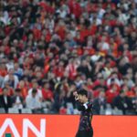 Son Heung-min Instagram - 2023 대표팀 마지막 경기를 중국에서 끝냈습니다. 11월 대표팀 소집은 그 어느 때보다 추웠지만 여러분들의 사랑 덕분에 따뜻하고 행복하게 보냈습니다 축구라는 스포츠가 이렇게 큰 사랑을 받을 수 있어서 너무 행복합니다. 제가 선수로 뛰고 있을 때만큼은 제가 가지고 있는 긍정적이 에너지들을 많은 분들과 같이 공유하고 나누고 싶습니다. 행복하게 해드리며 웃게 해드리고 싶습니다 많은 책임감이 따르는 것도 잘 알고 있습니다. 여러분의 응원 덕분에 제가 이 자리에 있고 제가 나눌 수 있는 것들은 이 작은 행복함.. 이 에너지뿐입니다. 매번 소중함을 느끼게 해주셔서 감사합니다 2023 대표팀 생활, 너무 행복하게 했습니다 감사드리고 2024년 저희 다 같이 더 많이 웃고 더 많이 행복할 수 있으면 좋겠습니다! 사랑합니다 대한민국❤