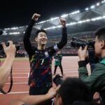Son Heung-min Instagram - 2023 대표팀 마지막 경기를 중국에서 끝냈습니다. 11월 대표팀 소집은 그 어느 때보다 추웠지만 여러분들의 사랑 덕분에 따뜻하고 행복하게 보냈습니다 축구라는 스포츠가 이렇게 큰 사랑을 받을 수 있어서 너무 행복합니다. 제가 선수로 뛰고 있을 때만큼은 제가 가지고 있는 긍정적이 에너지들을 많은 분들과 같이 공유하고 나누고 싶습니다. 행복하게 해드리며 웃게 해드리고 싶습니다 많은 책임감이 따르는 것도 잘 알고 있습니다. 여러분의 응원 덕분에 제가 이 자리에 있고 제가 나눌 수 있는 것들은 이 작은 행복함.. 이 에너지뿐입니다. 매번 소중함을 느끼게 해주셔서 감사합니다 2023 대표팀 생활, 너무 행복하게 했습니다 감사드리고 2024년 저희 다 같이 더 많이 웃고 더 많이 행복할 수 있으면 좋겠습니다! 사랑합니다 대한민국❤