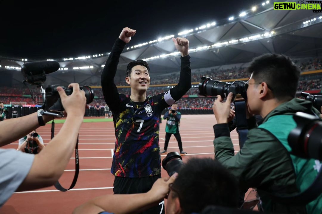 Son Heung-min Instagram - 2023 대표팀 마지막 경기를 중국에서 끝냈습니다. 11월 대표팀 소집은 그 어느 때보다 추웠지만 여러분들의 사랑 덕분에 따뜻하고 행복하게 보냈습니다 축구라는 스포츠가 이렇게 큰 사랑을 받을 수 있어서 너무 행복합니다. 제가 선수로 뛰고 있을 때만큼은 제가 가지고 있는 긍정적이 에너지들을 많은 분들과 같이 공유하고 나누고 싶습니다. 행복하게 해드리며 웃게 해드리고 싶습니다 많은 책임감이 따르는 것도 잘 알고 있습니다. 여러분의 응원 덕분에 제가 이 자리에 있고 제가 나눌 수 있는 것들은 이 작은 행복함.. 이 에너지뿐입니다. 매번 소중함을 느끼게 해주셔서 감사합니다 2023 대표팀 생활, 너무 행복하게 했습니다 감사드리고 2024년 저희 다 같이 더 많이 웃고 더 많이 행복할 수 있으면 좋겠습니다! 사랑합니다 대한민국❤